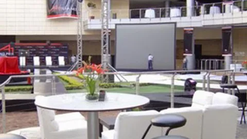 “尼克斯主场火力全开，六战四胜信心满满，能否主场擒获老鹰挑战？”

或者更简洁有力一些：

“尼克斯主场气势如虹，六战四胜迎老鹰，谁能先下一城？”